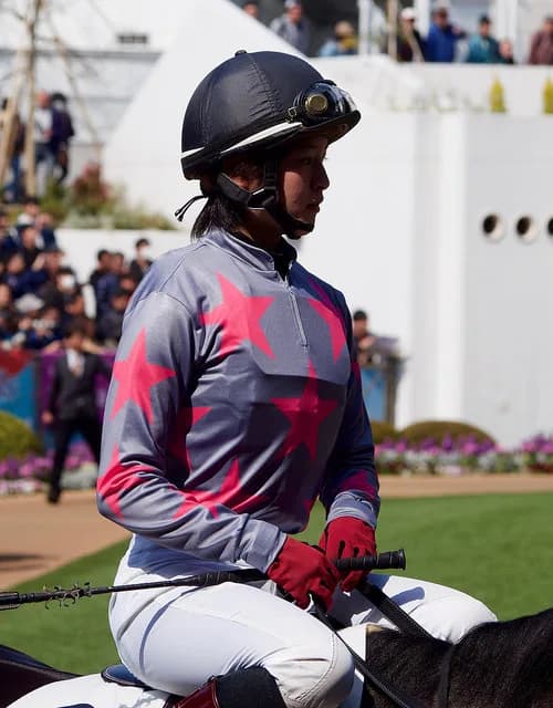 藤田菜七子、中央競馬初勝利で「ホッ」