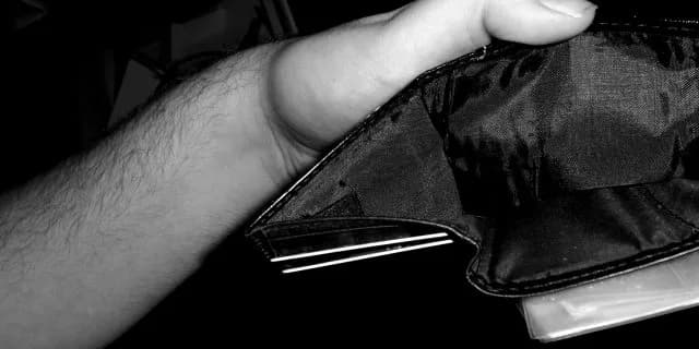 給料日を待ち切れず、競馬で資金を稼ぐ。