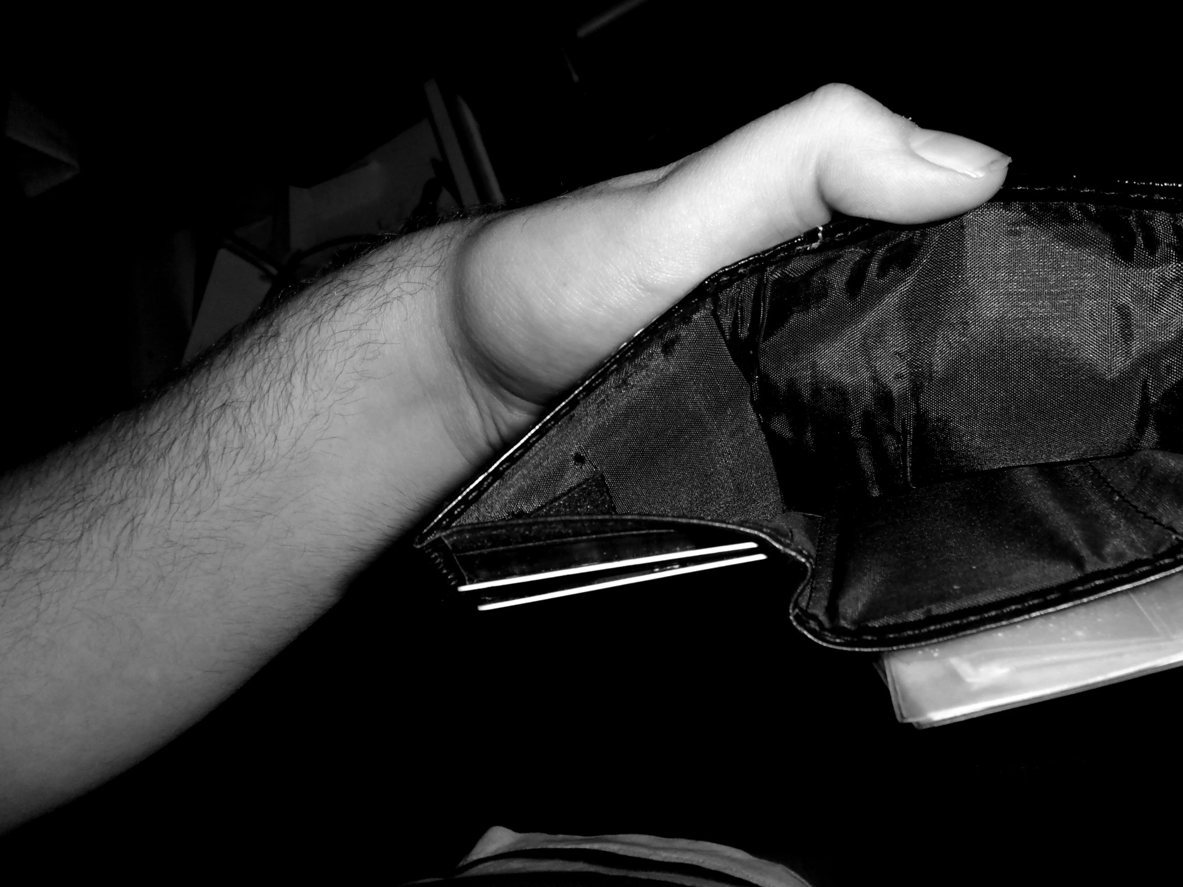 給料日を待ち切れず、競馬で資金を稼ぐ。