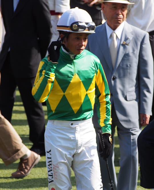 岩田康誠騎手、右足を骨折。全治不明