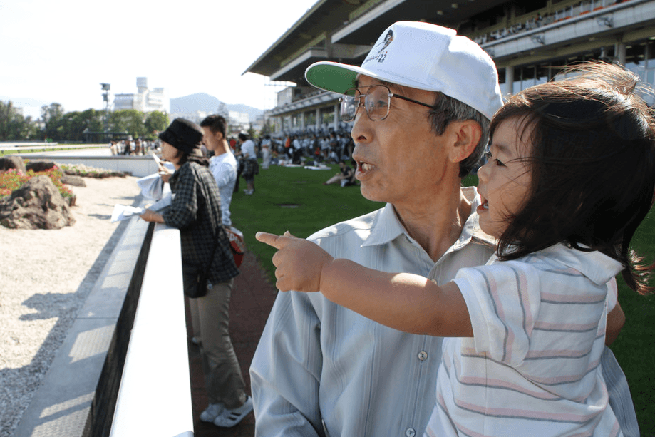 お父さんの隣で競馬新聞を見ながら言った、子どものひと言にビックリ！