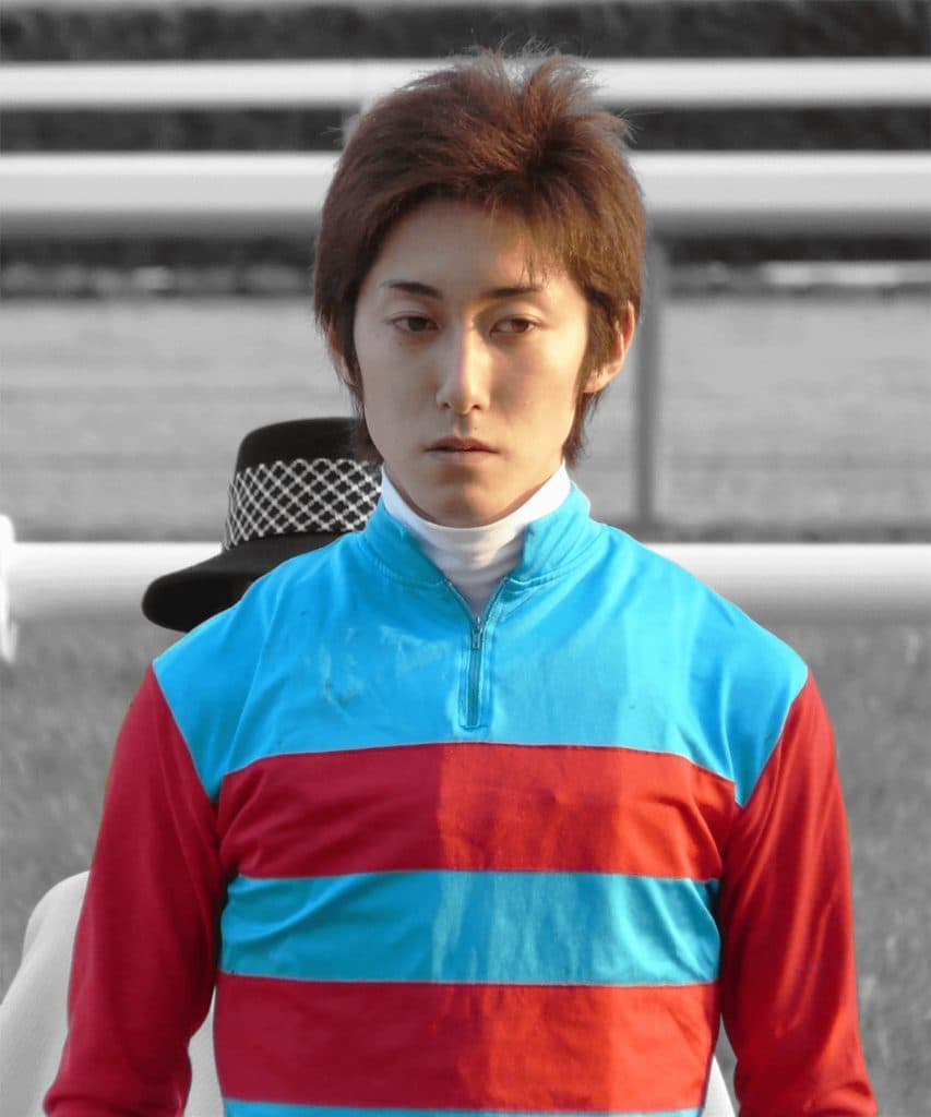 津村明秀騎手、落馬負傷。左前腕骨挫傷の疑い