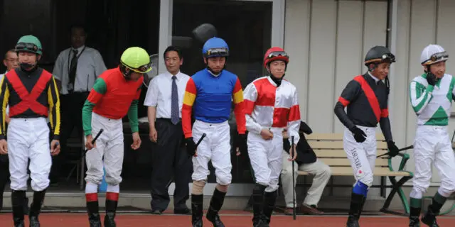 現役4人目となるJRA女性騎手の今村聖奈騎手ら、10人の騎手が合格