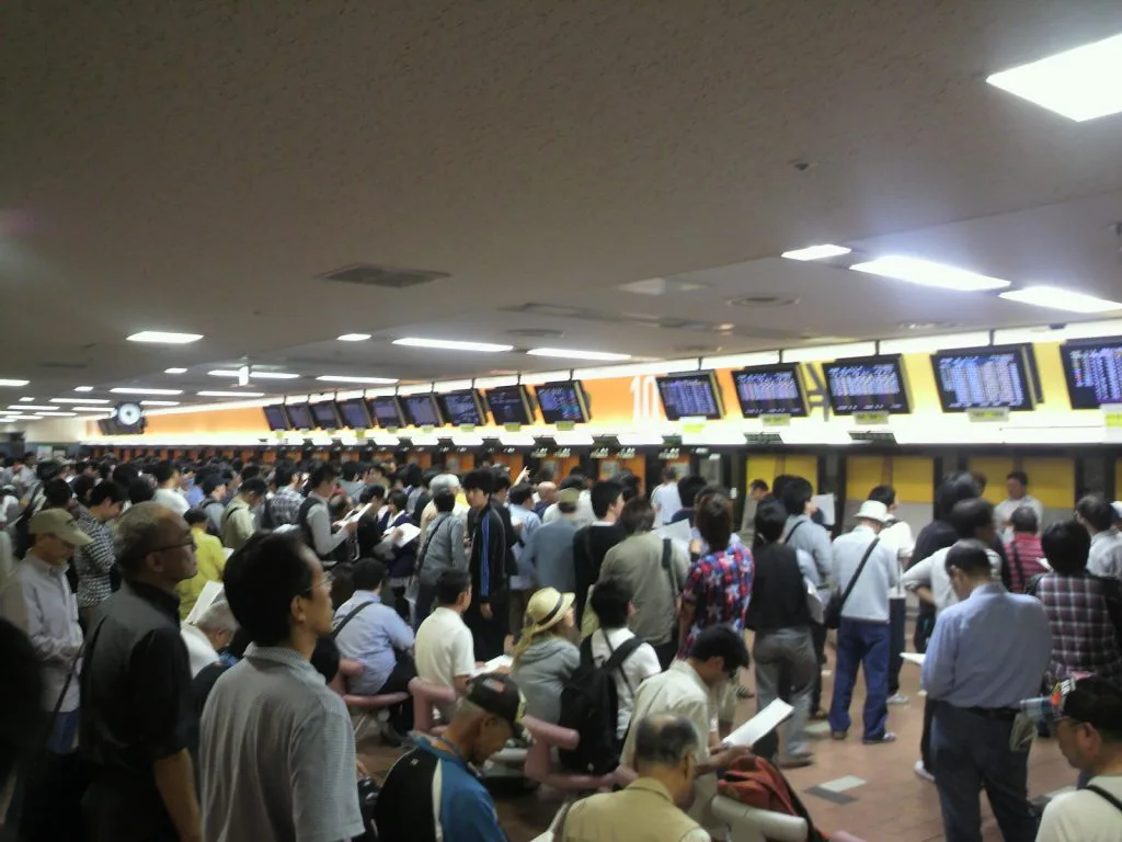 皆さんはWINSや競馬場でレース観戦する時声を出しますか?