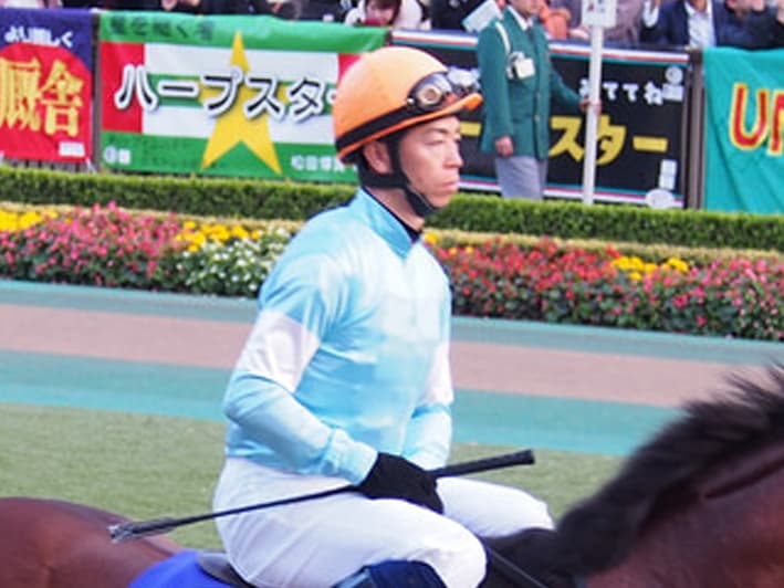 ルージュバックの北村宏司騎手、斜行により2日間騎乗停止