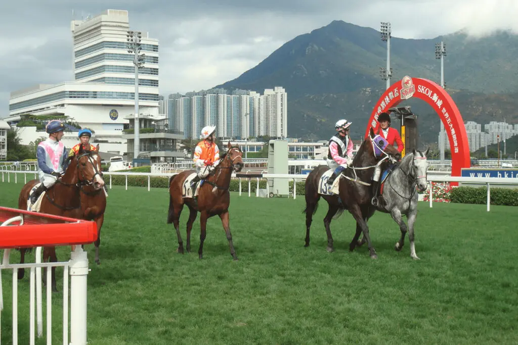 【クイーンエリザベス2世カップ予想2023】香港の中距離王者決定戦!ダノンザキッドやジェラルディーナなど出走予定日本馬を考察